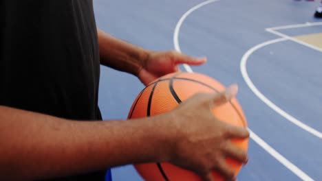 Basketballspieler,-Der-Mit-Basketball-4k-Spielt