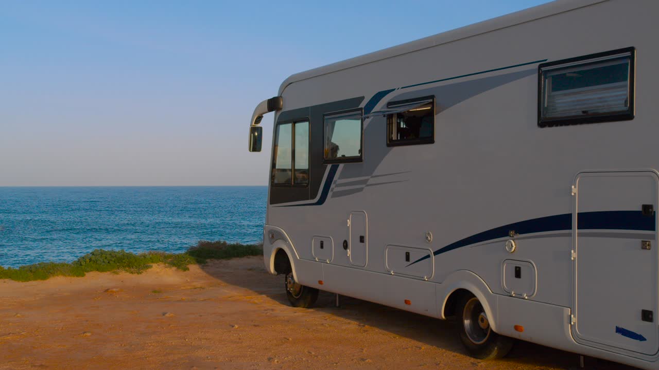 Camper, veicolo ricreazionale, campeggio in spiaggia