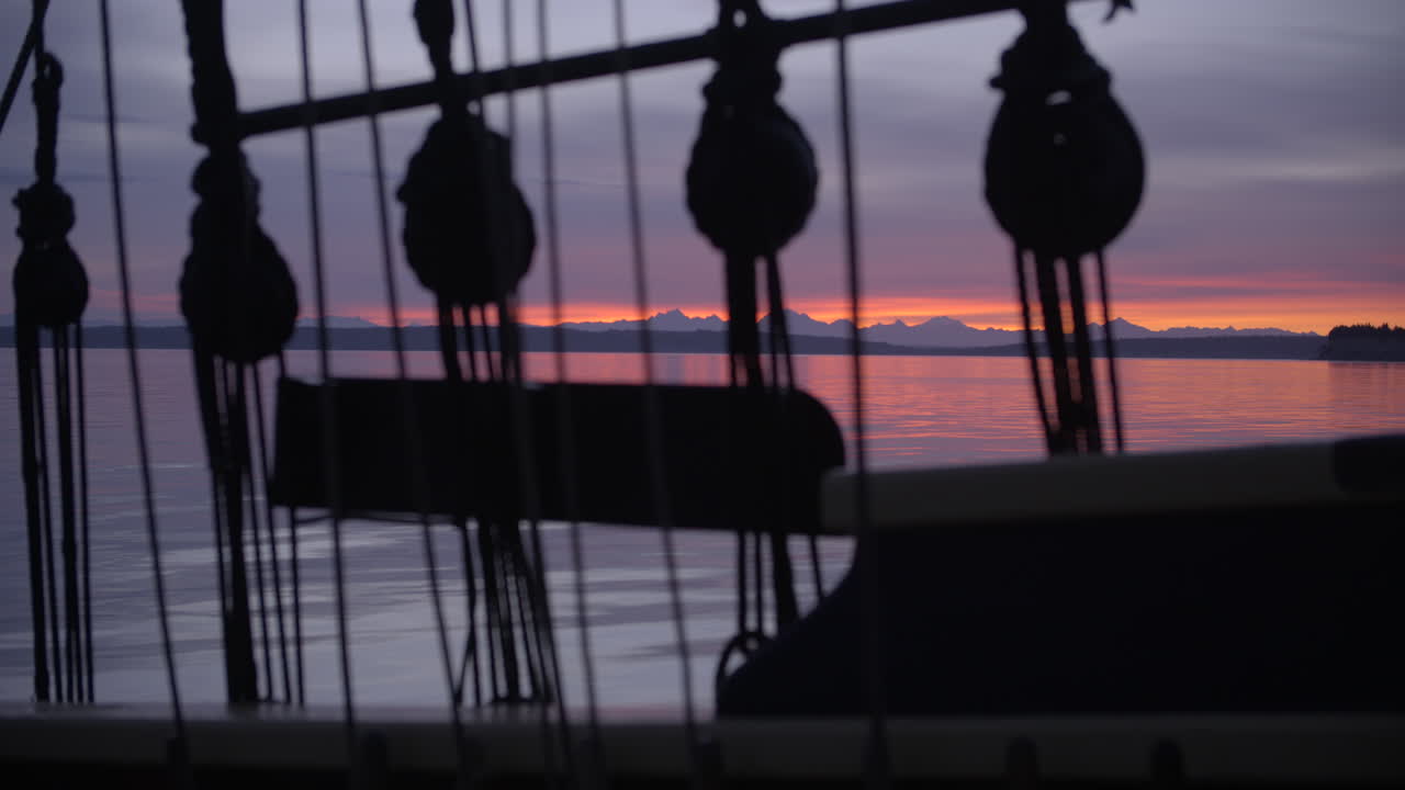 el velero del siglo xviii en marcha al amanecer.