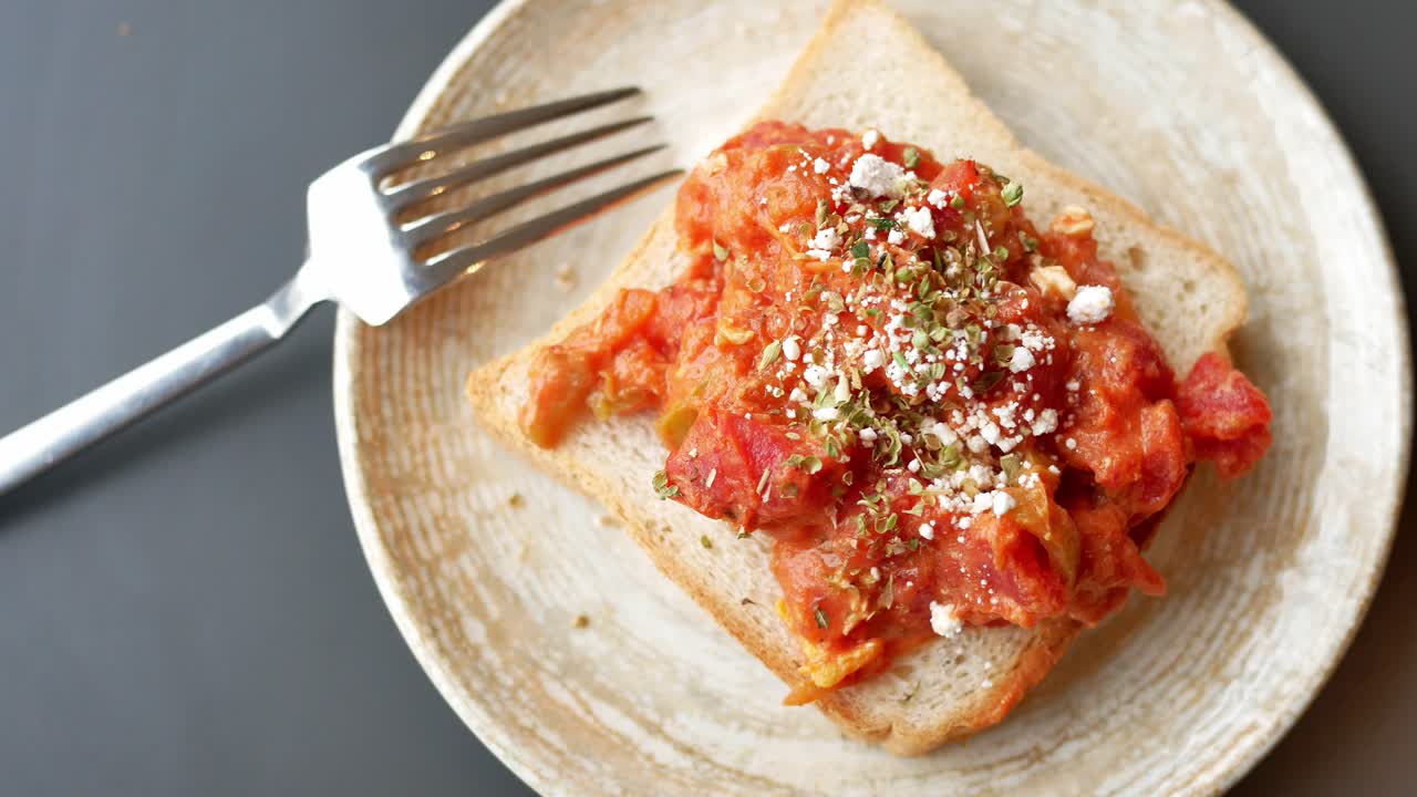 토마토와 페타 토스트