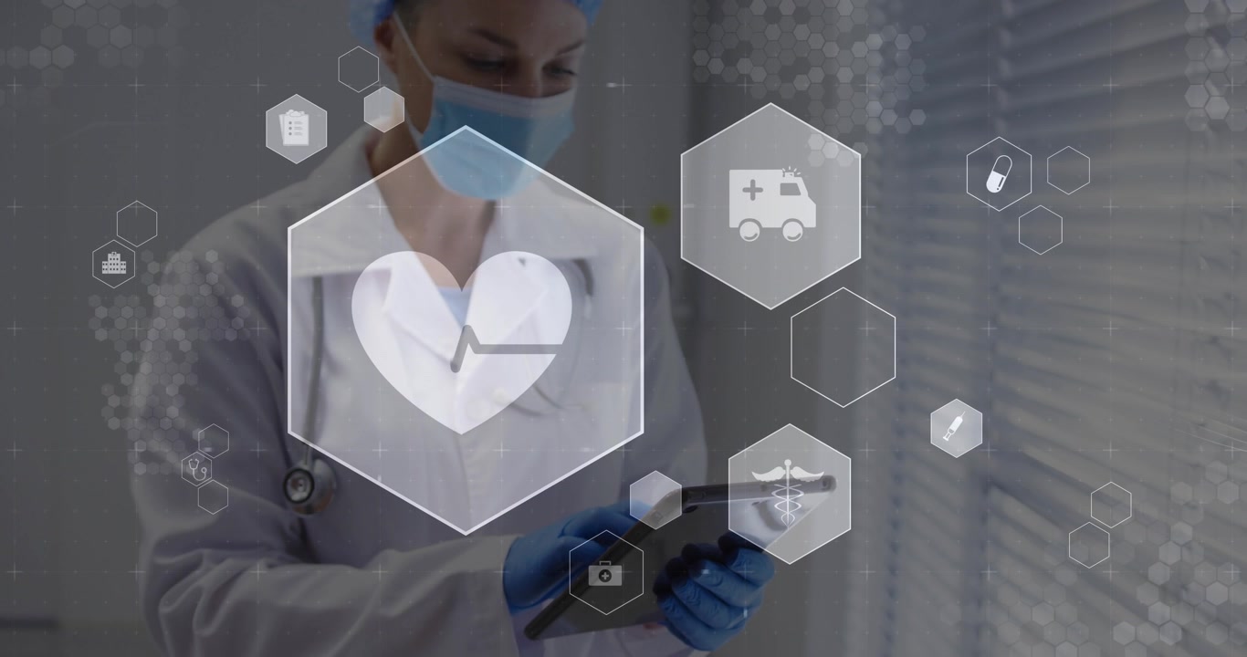 Médico tocando tablet iniciando exibição de batimentos cardíacos monitorando sinais vitais com ícones brilhantes