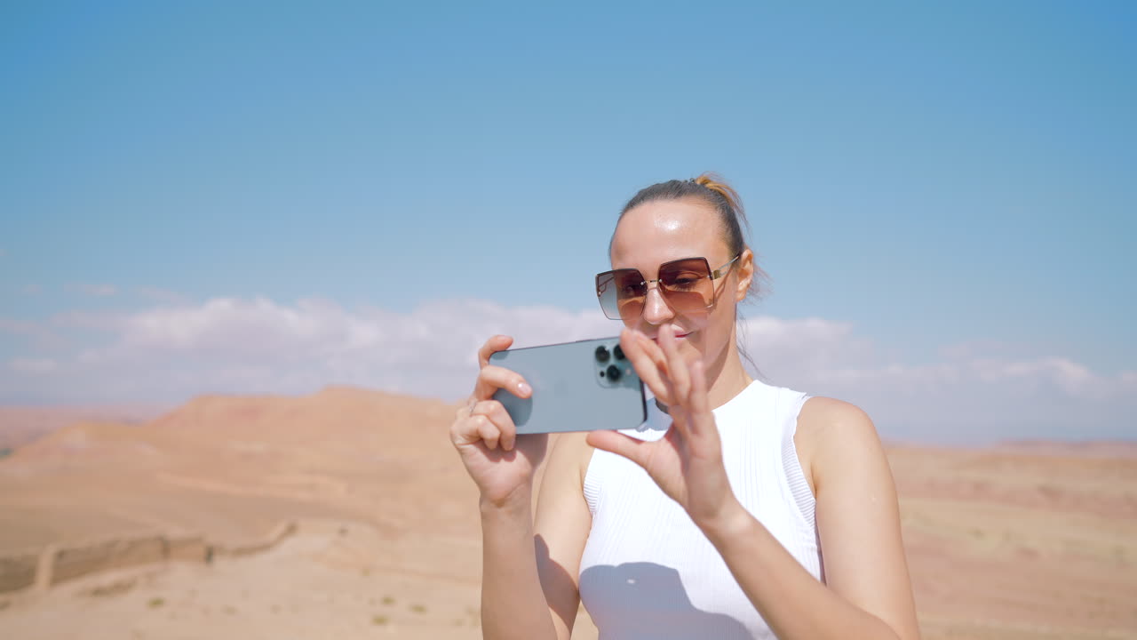 mujer tomando fotos en el desierto