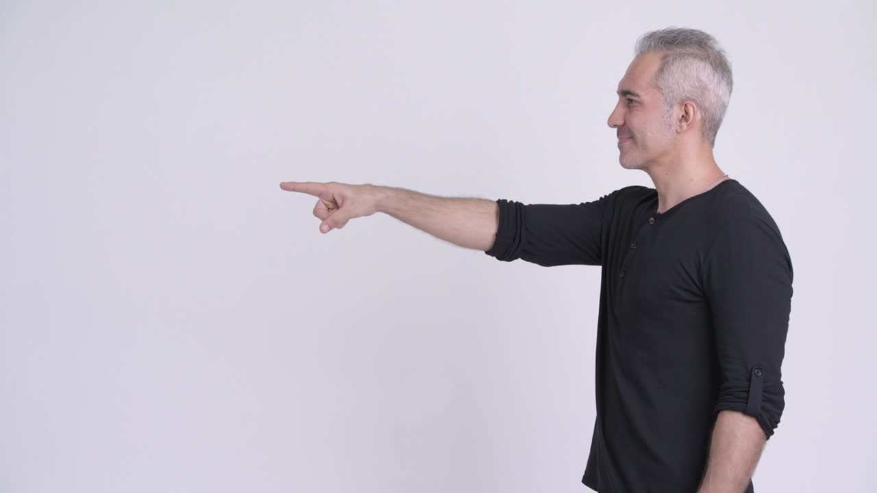 vista de perfil de un hombre persa maduro y feliz con cabello gris