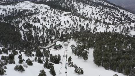 Montañas-Nevadas-Y-Bosques-De-Pinos-En-El-Mediterráneo