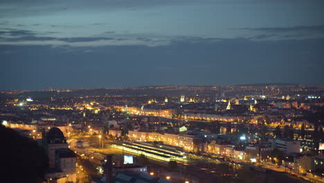 horizonte iluminado del centro de la ciudad de praga por la noche,chequia,vista desde la colina děvín