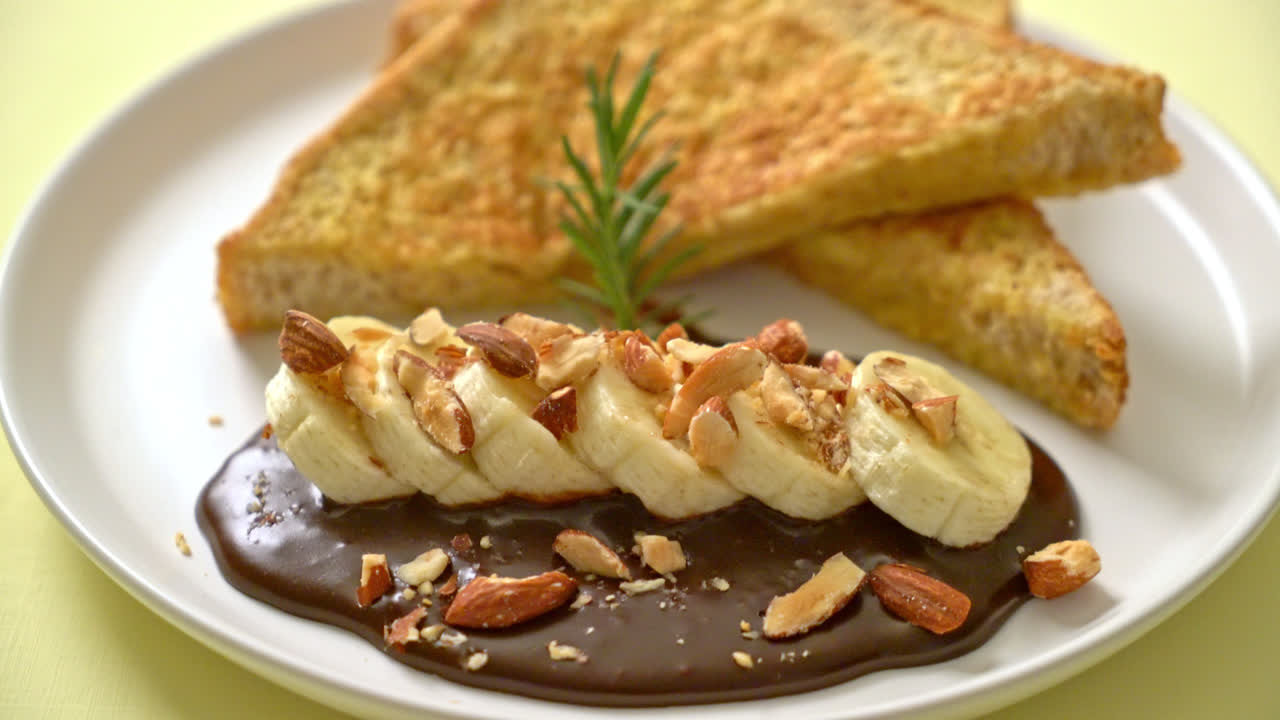 아침 식사로 바나나 초콜릿과 아몬드를 곁들인 프렌치 토스트