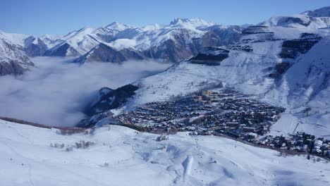 Pequeño-Pueblo-Situado-En-La-Cima-De-Altas-Montañas-Nevadas-En-Los-Alpes