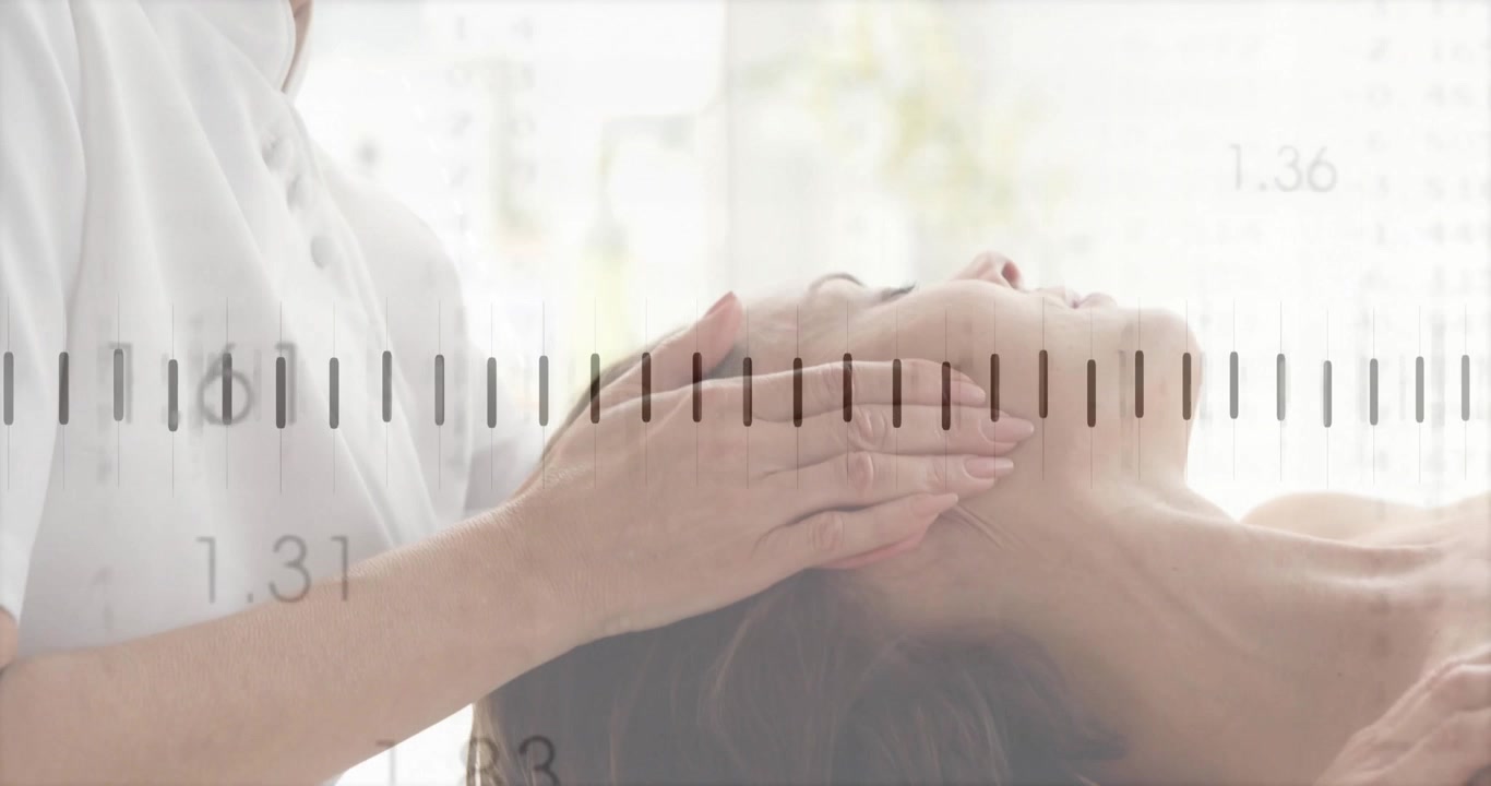 Spaterapeut masserer klientens ansikt i et spa-rom, viser et semi-transparent skalaoverlegg.