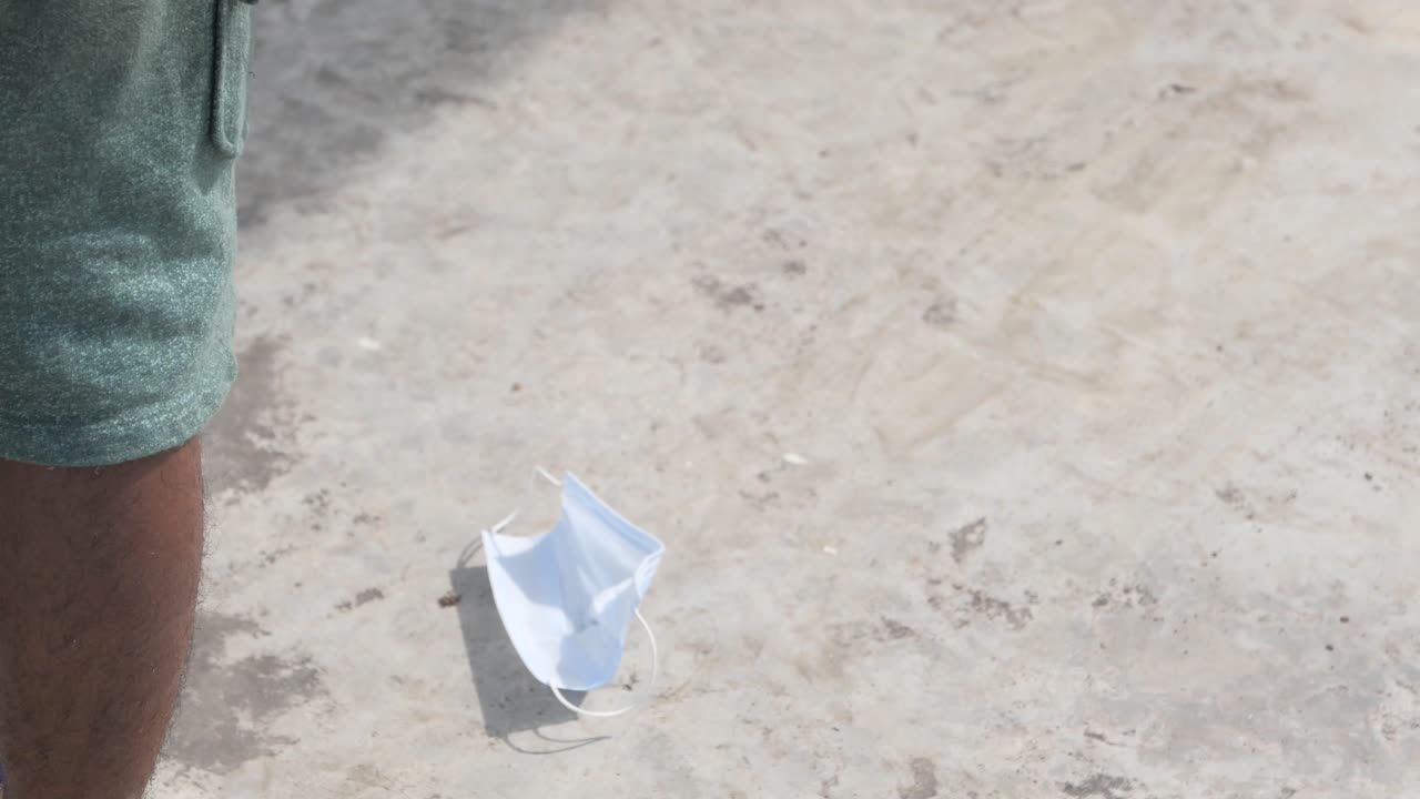 바닥에 버려진 얼굴 마스크