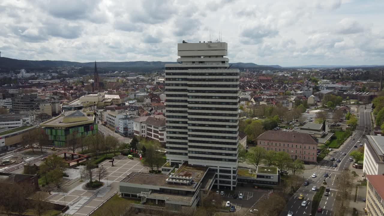 carretilla aérea en la torre del ayuntamiento, el centro comercial y el horizonte del centro de kaiserslautern paisaje urbano, alemania