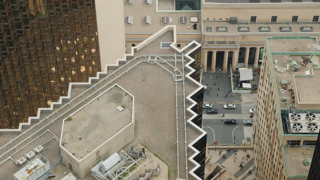 vista superior del tráfico de automóviles en una calle de toronto entre rascacielos altos