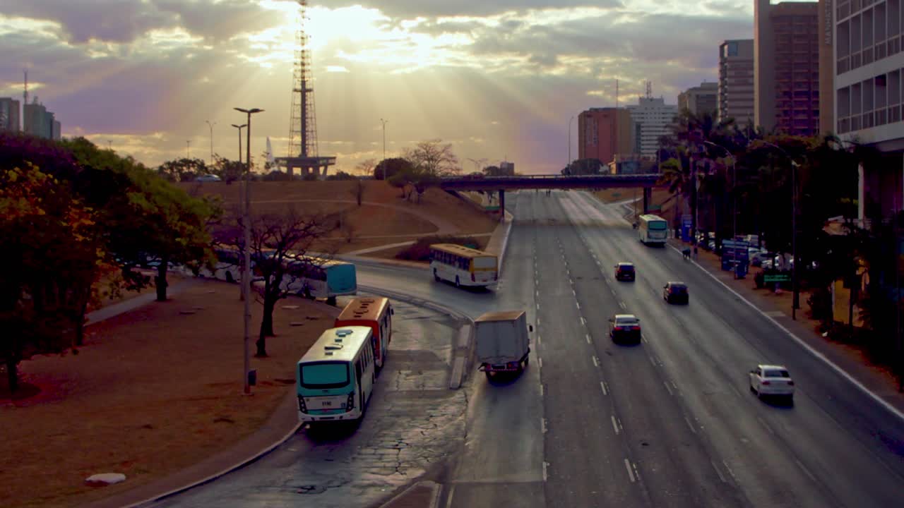 rayos de sol celestiales brillando en una torre de carretera y televisión al atardecer