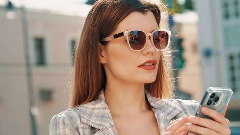 mujer usando el teléfono al aire libre