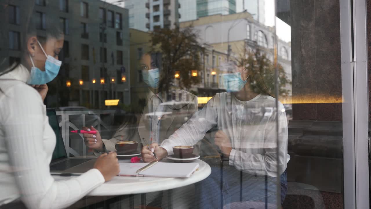 mujeres de negocios se reúnen en un café.