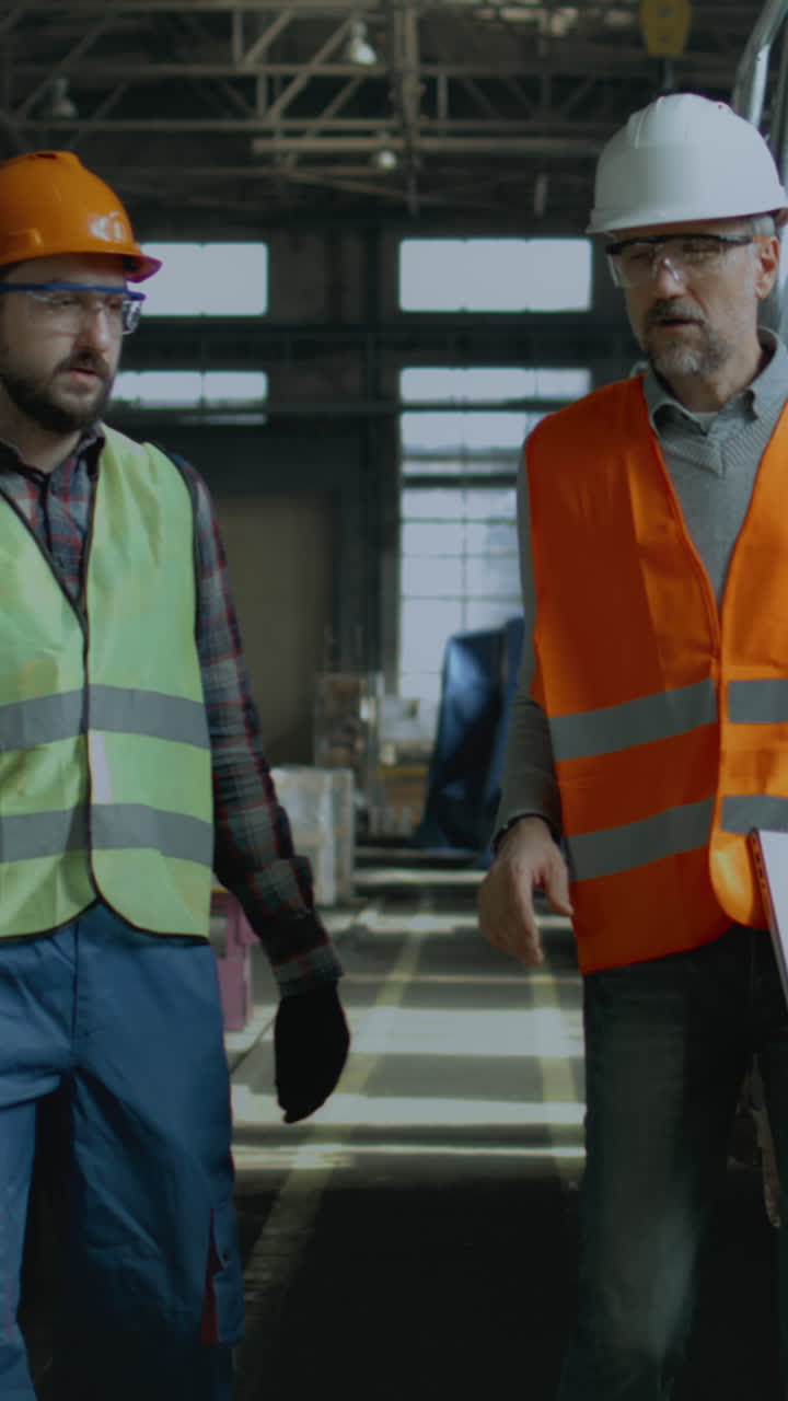 trabajadores de la fábrica discutiendo