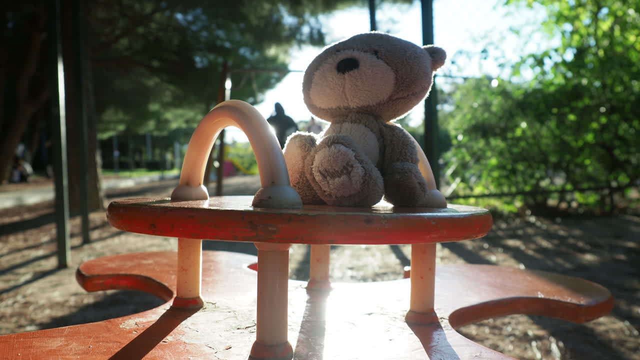 놀이터 에 있는 테디 베어
