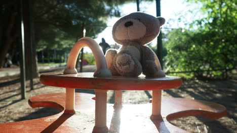 oso de peluche en un patio de recreo