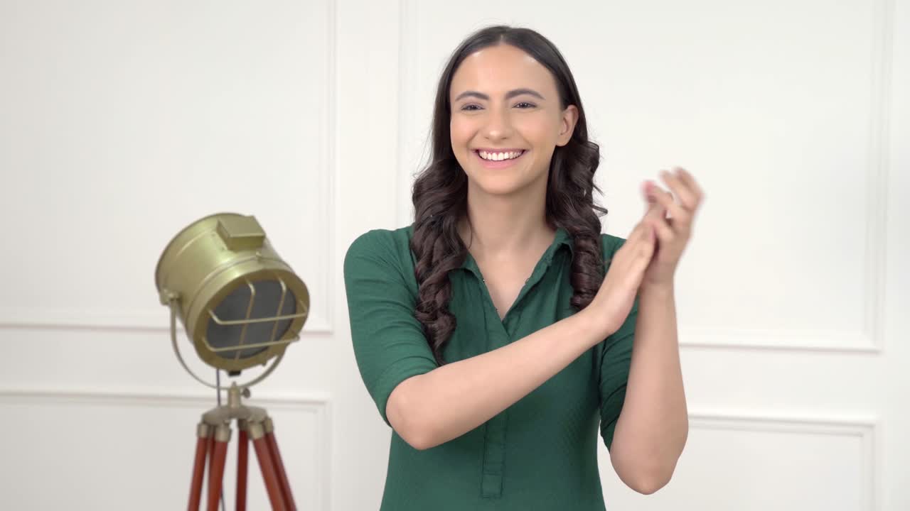 chica india aplaudiendo y apreciando