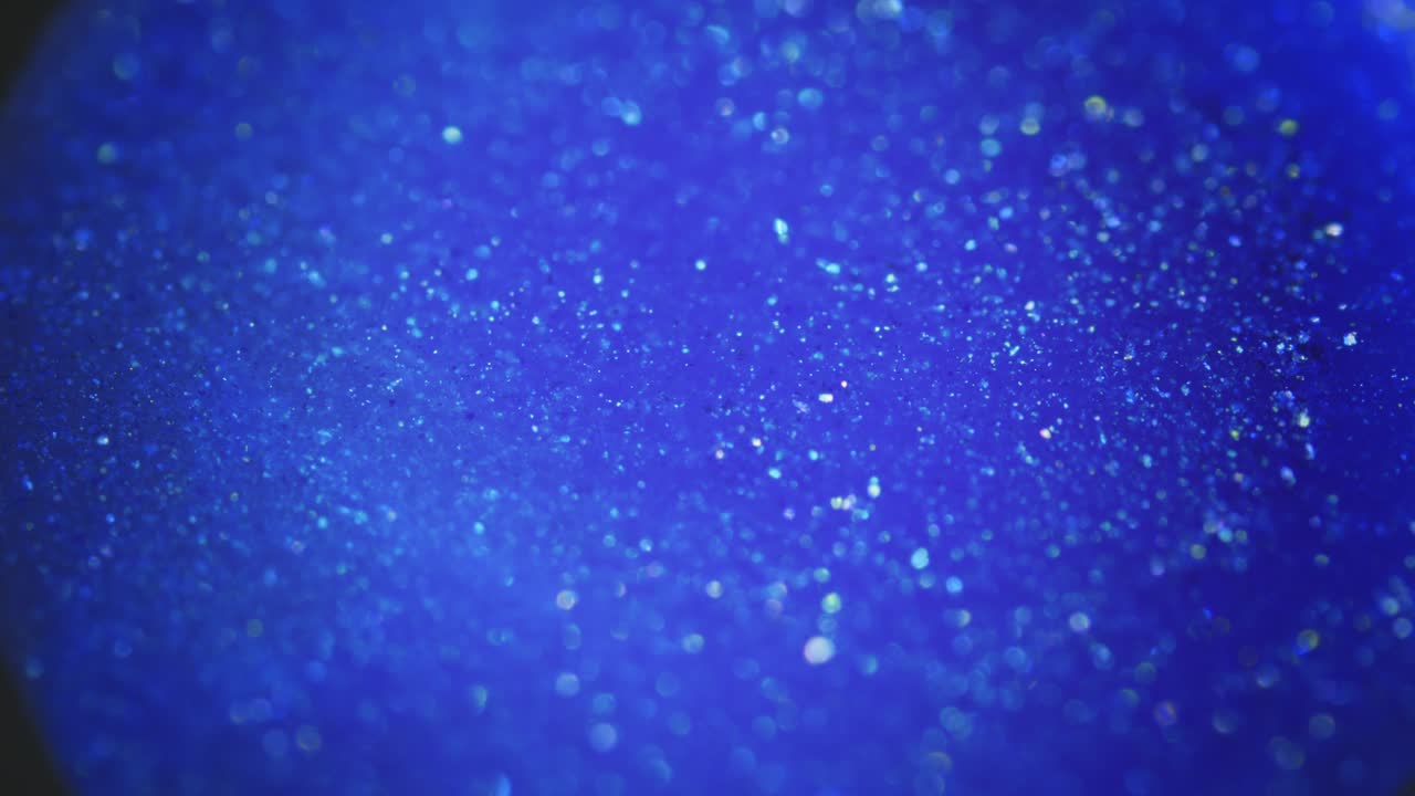 파란색의 우아한 예술, 투명한 결정으로 가득 찬 둥근 파란색 층, 유동적인 예술.