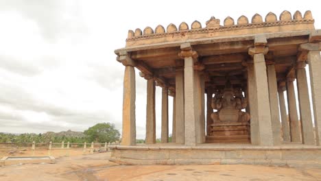 Schwenkansicht-Des-Sasivekalu-Ganesha-Tempels-In-Hampi