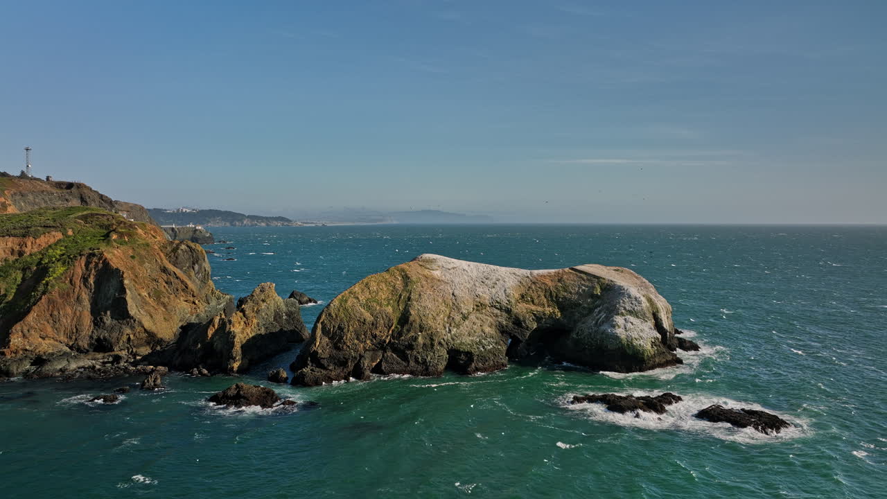샌프란시스코 캘리포니아 공중 v121 플라이오버 로데오 코브는 물 위를 날아다니는 바닷새 무리와 함께 아름다운 마린 해안 곶과 새 섬을 캡처합니다 - 매빅 3 시네로 촬영 - 2022년 5월