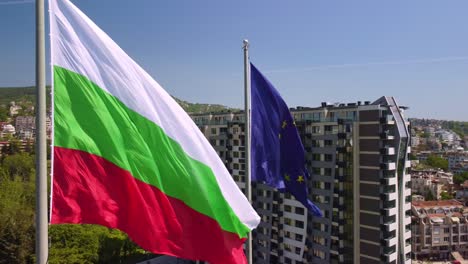 banderas de la unión europea y bulgaria contra la ciudad de varna en el día de verano