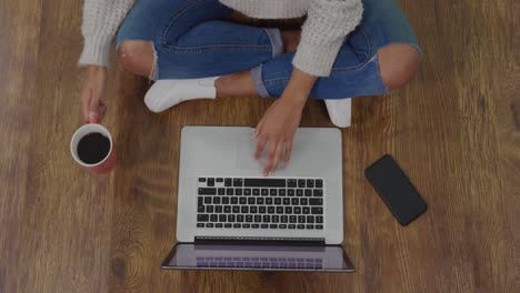 Frau-Benutzt-Laptop-Und-Trinkt-Kaffee