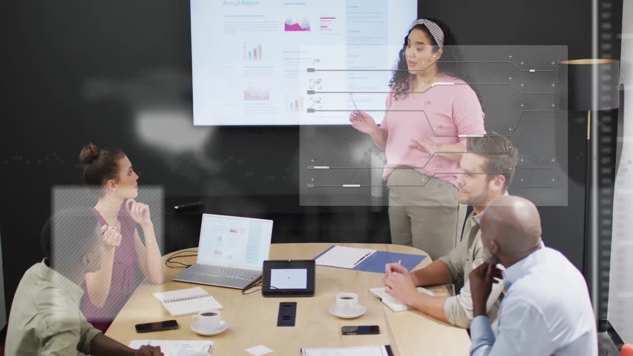 animación de mapas, líneas, patrones de placas de circuitos, diversas mujeres explicando informes a sus compañeros de trabajo