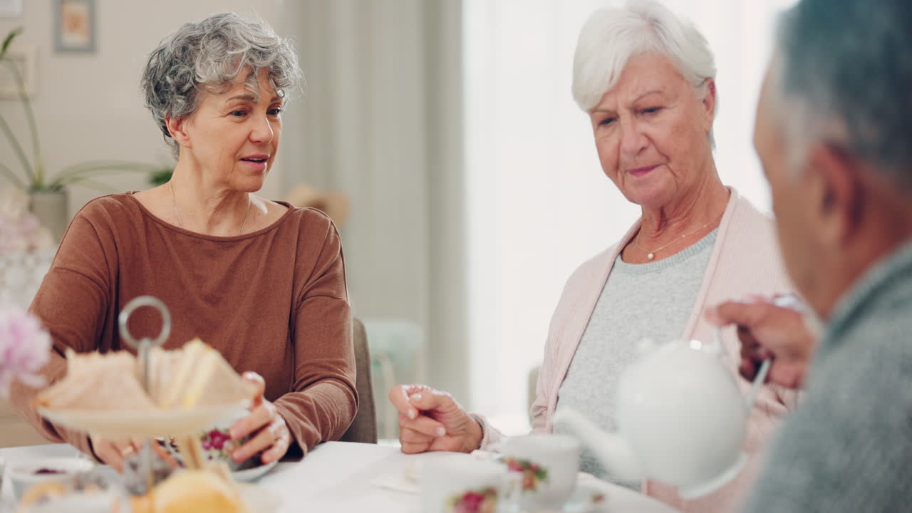집에서 테이블에 차, 시니어 및 친구를  ⁇ 습니다.