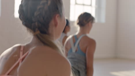 Clase-De-Yoga-Hermosa-Mujer-Caucásica-Practicando-Pose-De-Cobra-Disfrutando-De-Un-Estilo-De-Vida-Saludable-Haciendo-Ejercicio-En-El-Gimnasio-Al-Amanecer