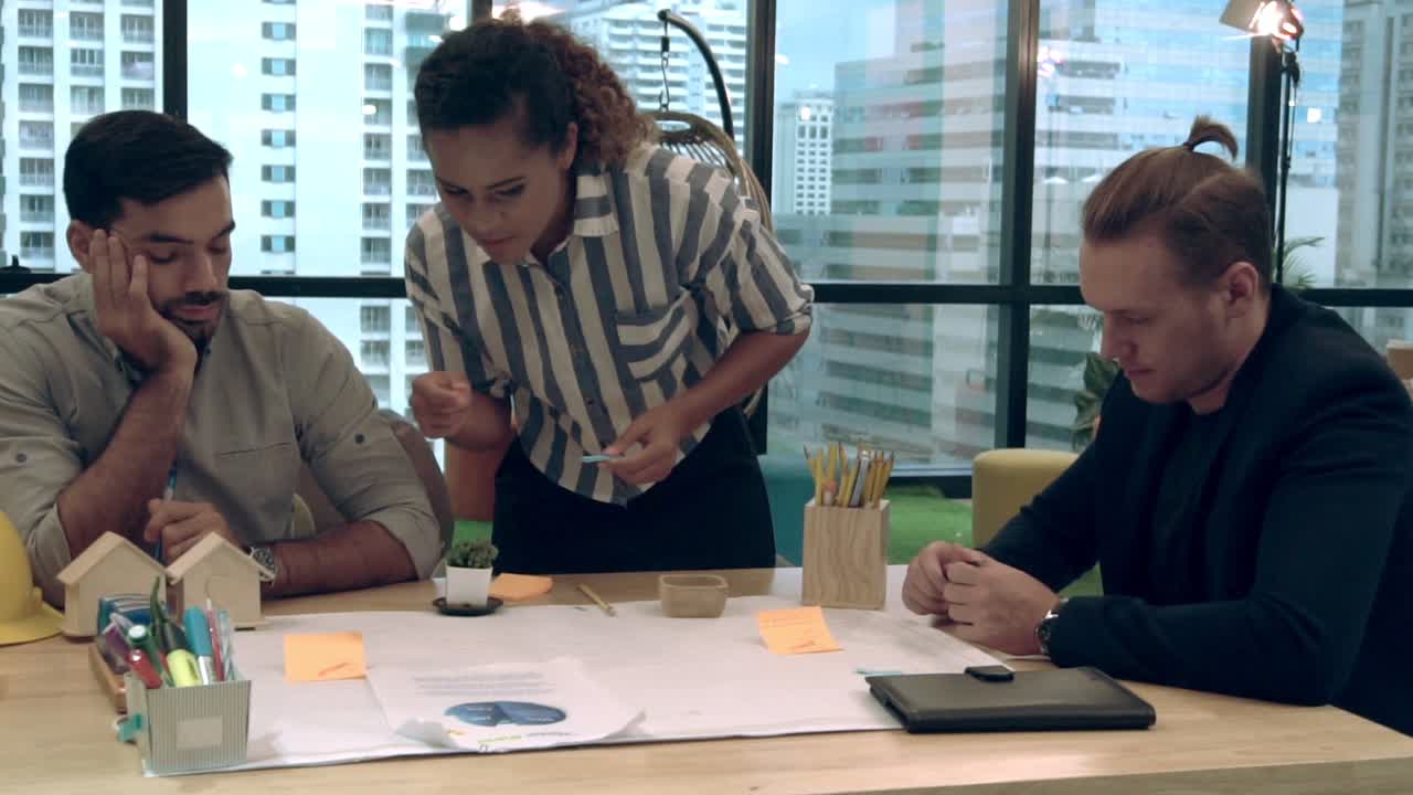 grupo de empresarios creativos teniendo una conversación en el escritorio de la oficina en el lugar de trabajo.