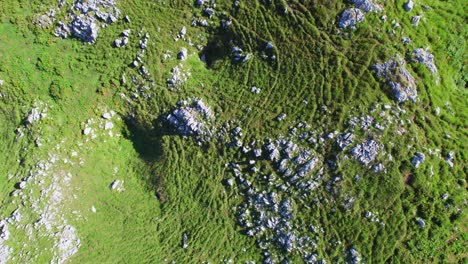 Toma-Aérea-De-Una-Montaña-Impresionante-En-Cantabria,-España