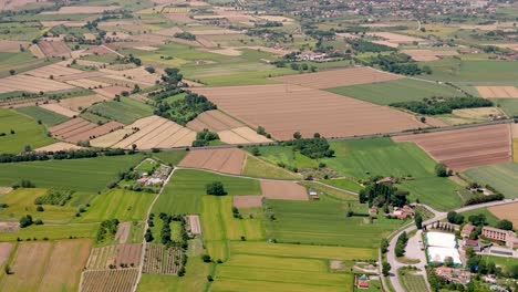 pueblos rurales rodeados de tierras de cultivo agrícolas en en toscana, italia