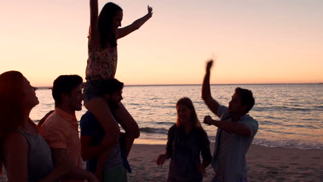 Amigos-Divirtiéndose-En-La-Playa