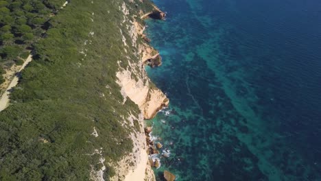 Luftaufnahme-Einer-Großen-Klippe-Voller-Pinien-An-Der-Mittelmeerküste-Spaniens