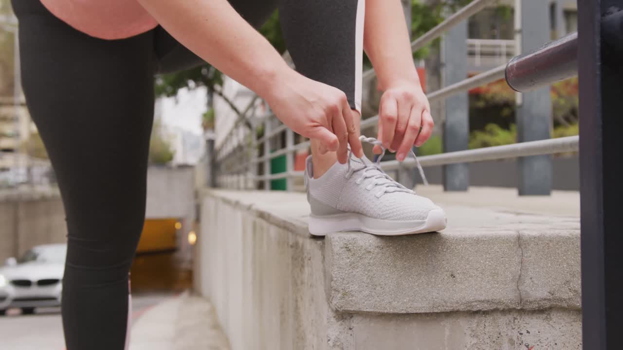 젊은 백인 여성이 신발을  ⁇ 고 있습니다.