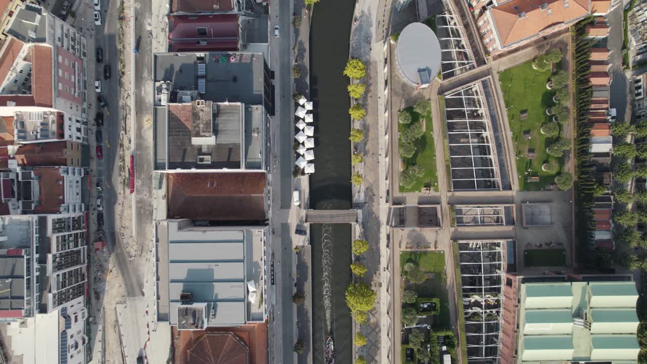 Canale d'acqua e paesaggio urbano di Aveiro in vista aerea dall'alto