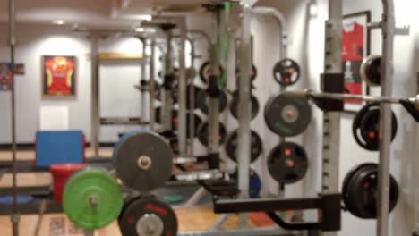 sala de pesas en el gimnasio