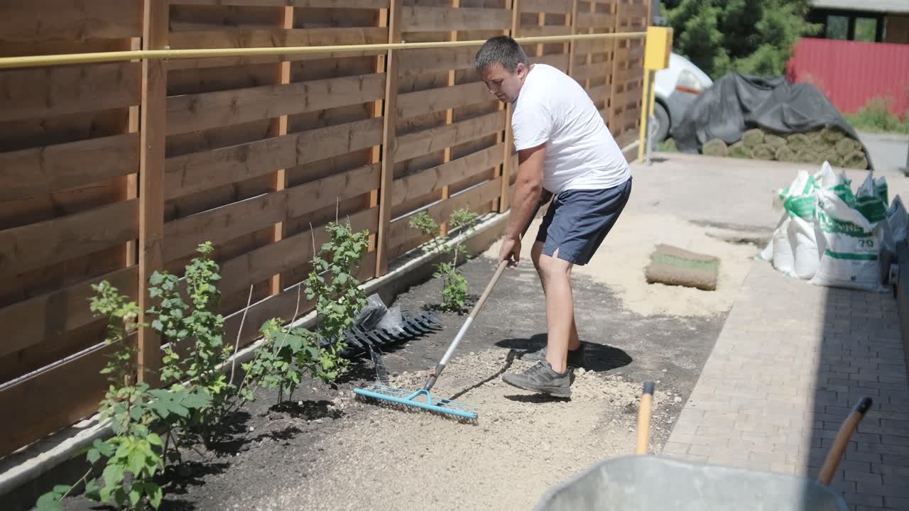 hombre colocando césped en el jardín del patio trasero para la instalación de césped y proyecto de jardinería, centrado en la mejora del hogar y el mantenimiento al aire libre para un césped fresco y verde en un patio residencial