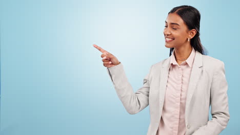 cara, sonrisa y mujer de negocios con la mano apuntando