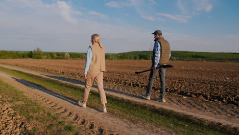 pareja caminando por las tierras de cultivo