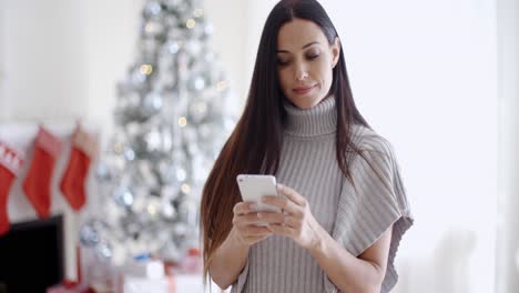 Una-Joven-Atractiva-Leyendo-Un-Mensaje-De-Texto.