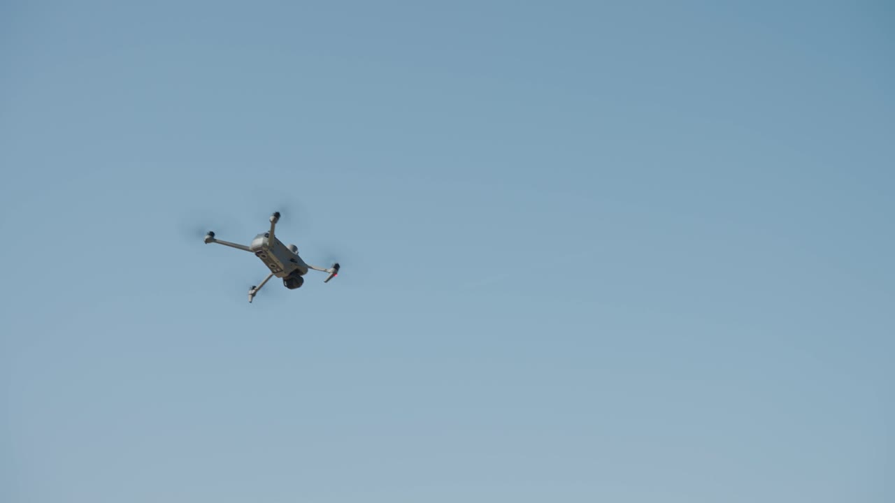 Drone flyver væk mod himlen UAV i udendørs landskab med luftfartsteknologi og moderne luftfartskoncept