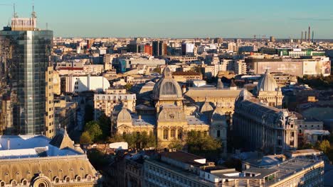 Vista-Aérea-Del-Palacio-CEC-Con-El-Horizonte-De-La-Ciudad-De-Bucarest-Al-Fondo,-Rumania