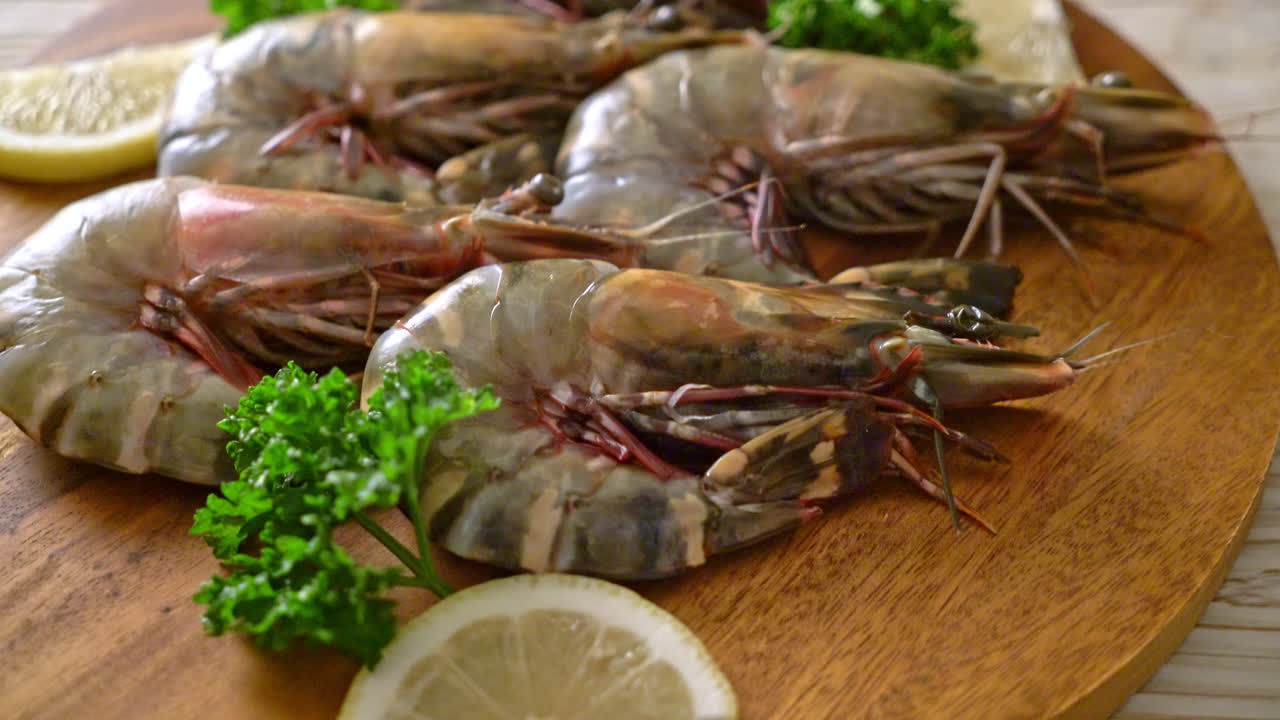 나무 판자에 신선한 타이거 새우 또는 새우