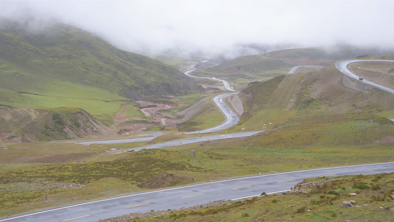 중국 칭하이 지방의 라지 산을 둘러싼 도로 구름이 많은 날