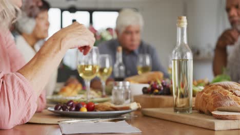 Porträt-Glücklicher-älterer,-Vielfältiger-Menschen-Beim-Abendessen-Im-Altersheim