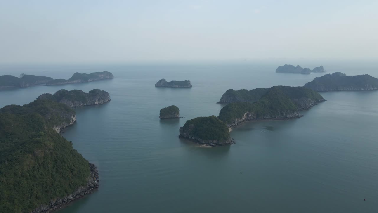 panorámica aérea: islas exteriores rocosas de la selva en la bahía de halong en vietnam