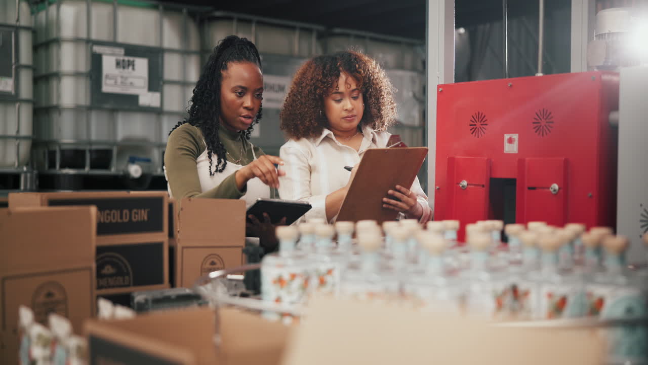 mujeres inspeccionando botellas de ginebra en una fábrica