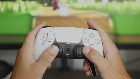 Junge-Spielt-Nachmittags-Auf-Einer-Playstation-5-Mit-Einem-Ps5-controller,-Pov-Nah